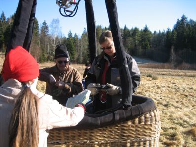 Kartor och radio överlämnas.