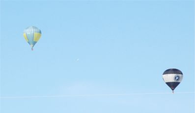 Två ballonger och ett flygplan.