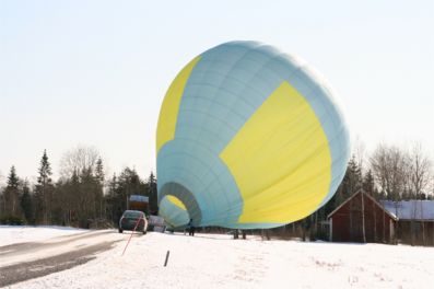 Ballong SE-ZGE på väg att resa sig upp
