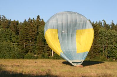 Kenneth drar ner ballongen.