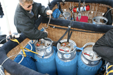 Korgen är fylld med flaskor