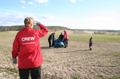 Eva tittar efter ballongen