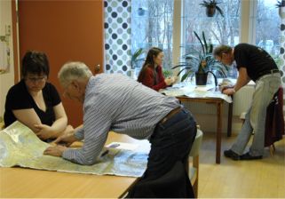 Malte och Bengt visar på kartan.